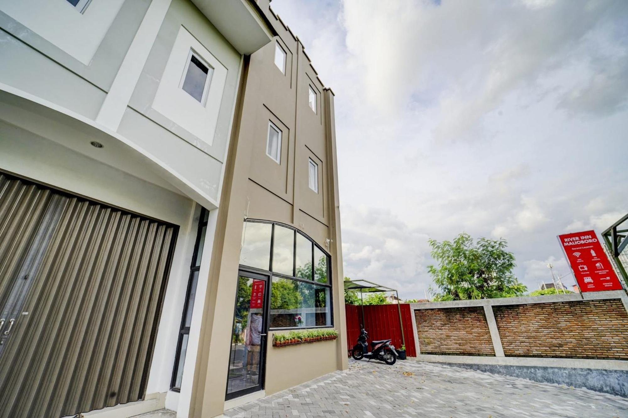 Super Oyo 90778 River Inn Malioboro Yogyakarta Bagian luar foto