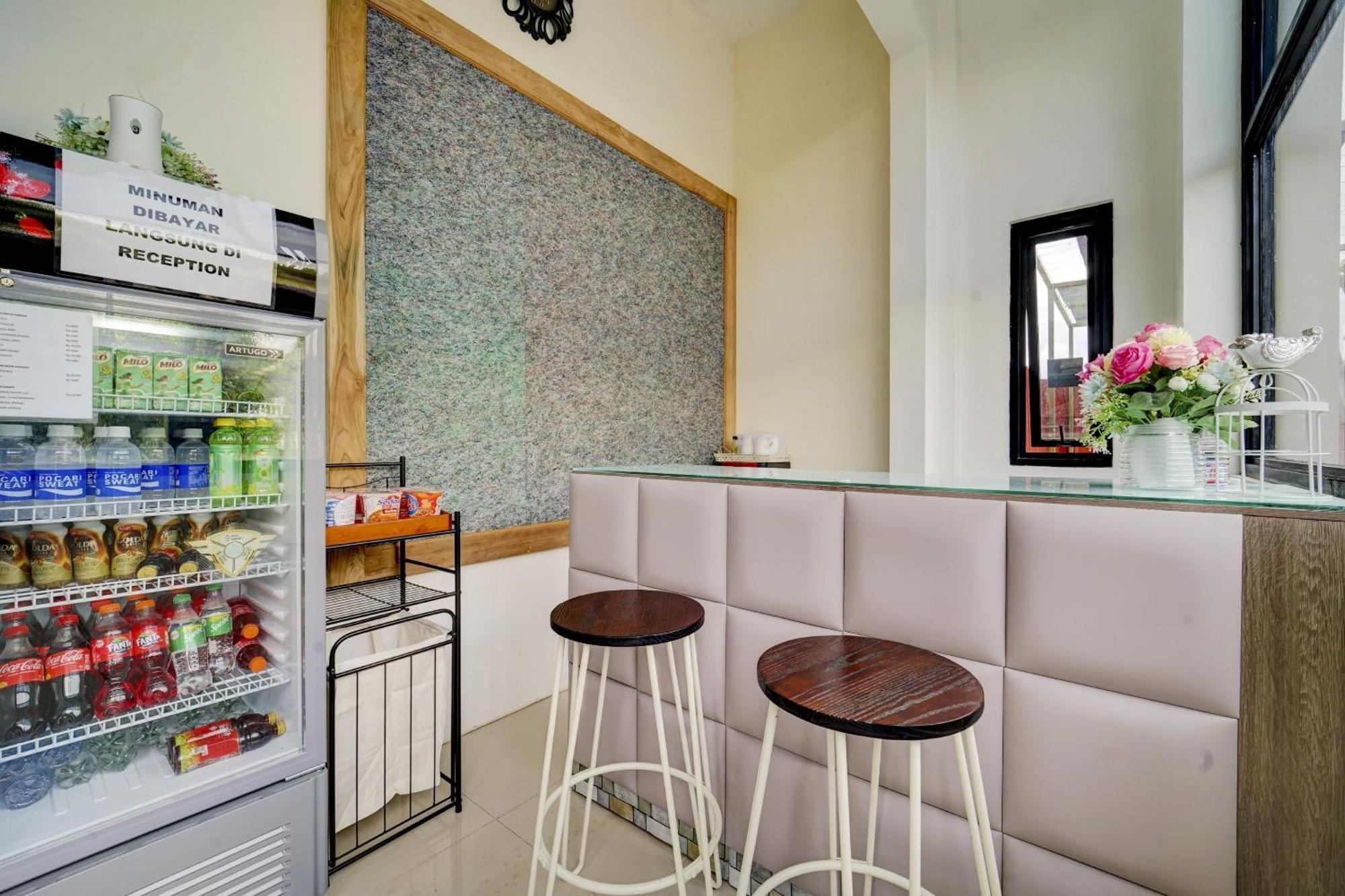 Super Oyo 90778 River Inn Malioboro Yogyakarta Bagian luar foto