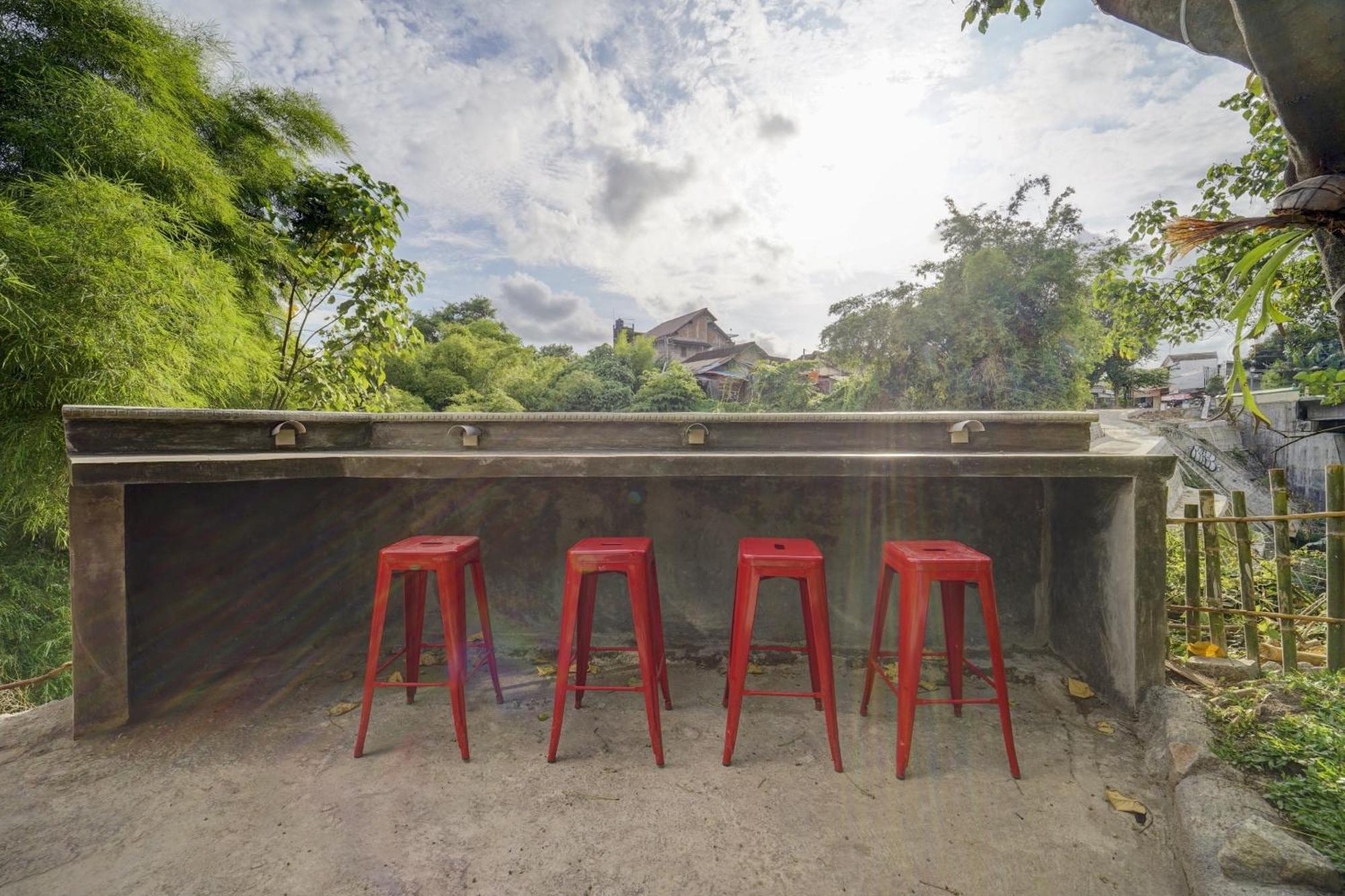 Super Oyo 90778 River Inn Malioboro Yogyakarta Bagian luar foto